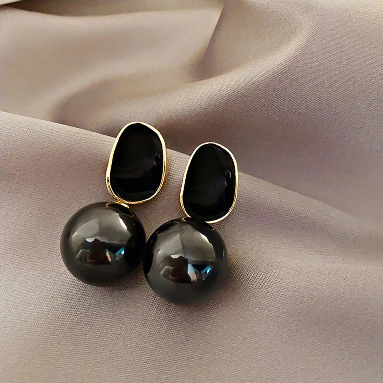 Aretes de Estilo Retro con Perlas Blancas negro