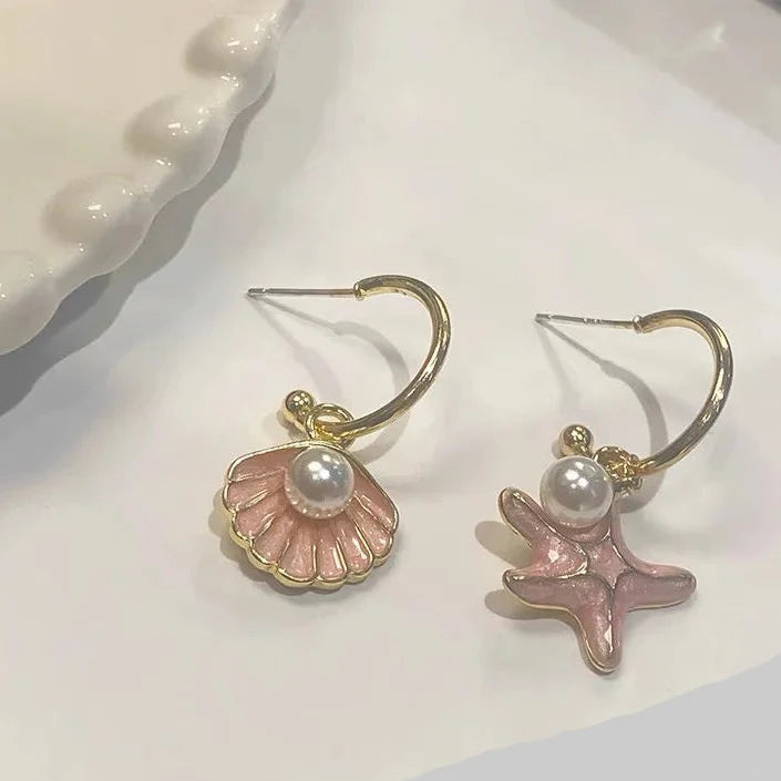 Aretes esmaltados con concha y perla rosa