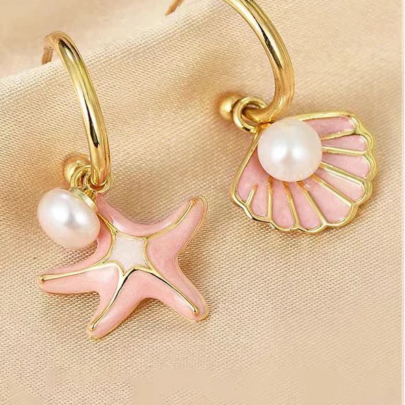 Aretes esmaltados con concha y perla rosa