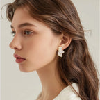 Aretes de Media Flor con Pétalos Blancos