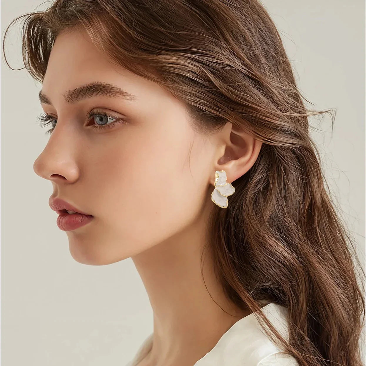 Aretes de Media Flor con Pétalos Blancos