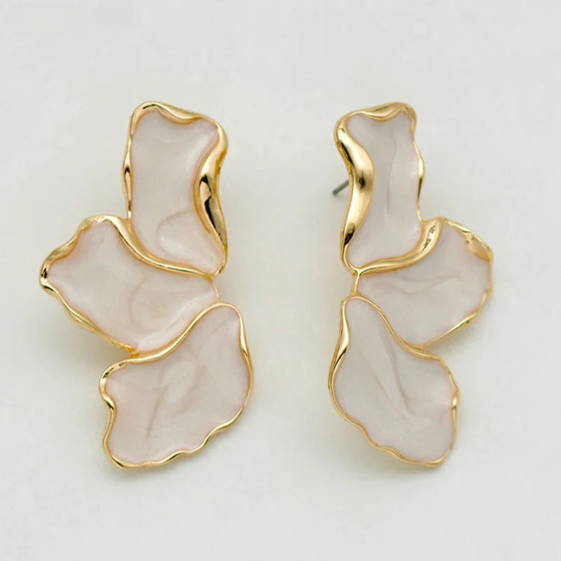 Aretes de Media Flor con Pétalos Blancos