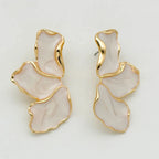 Aretes de Media Flor con Pétalos Blancos