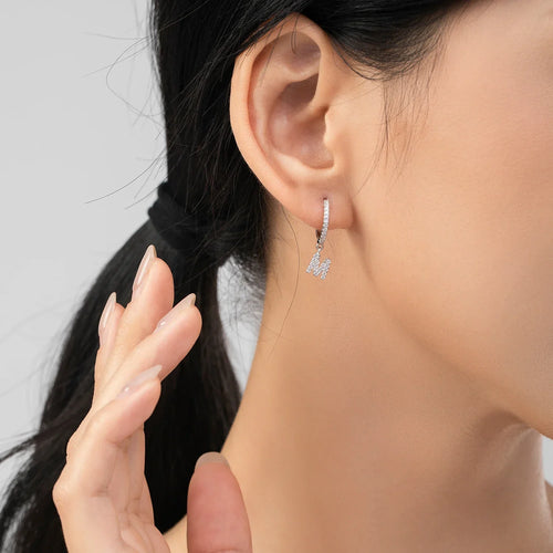 Aretes de argolla con inicial
