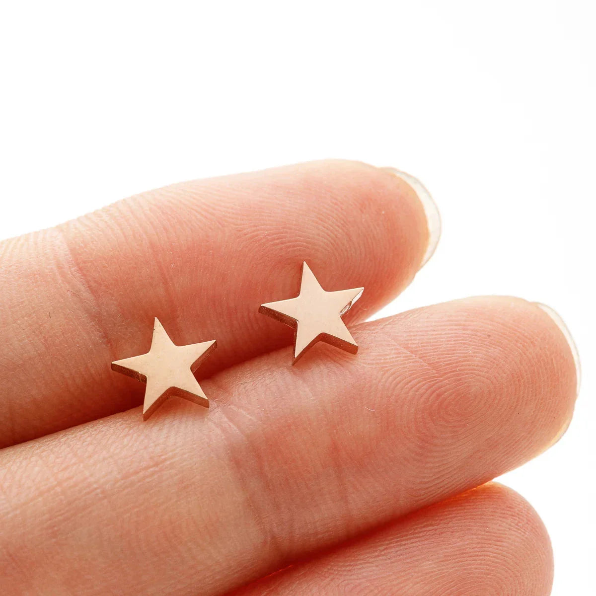 Pendientes ligeros con tachuela de estrella en oro rosa
