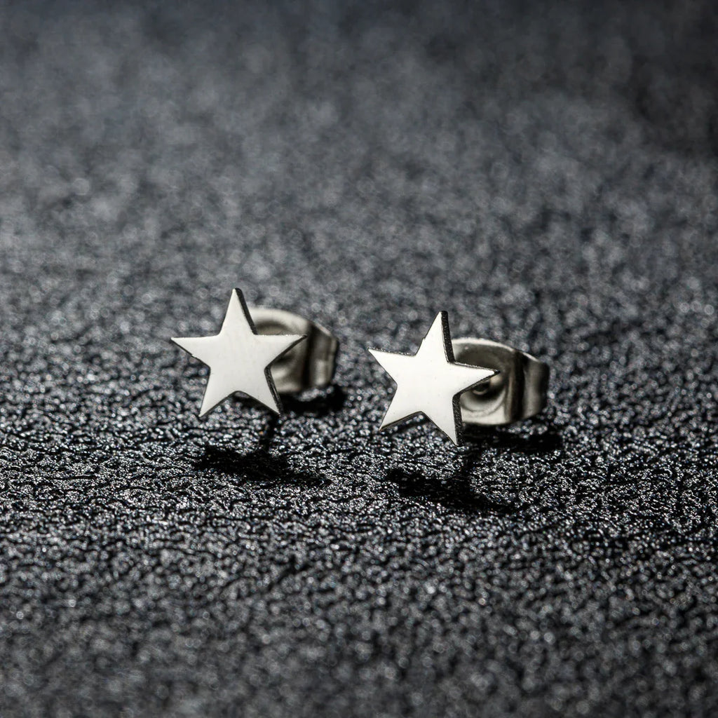 Pendientes ligeros con tachuela de estrella en plata