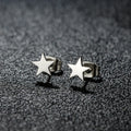 Pendientes ligeros con tachuela de estrella en plata