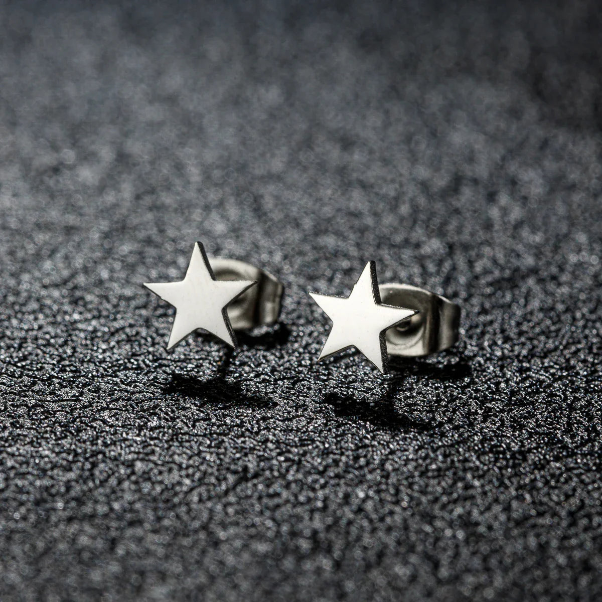 Pendientes ligeros con tachuela de estrella en plata