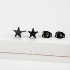 Pendientes ligeros con tachuela de estrella en negro
