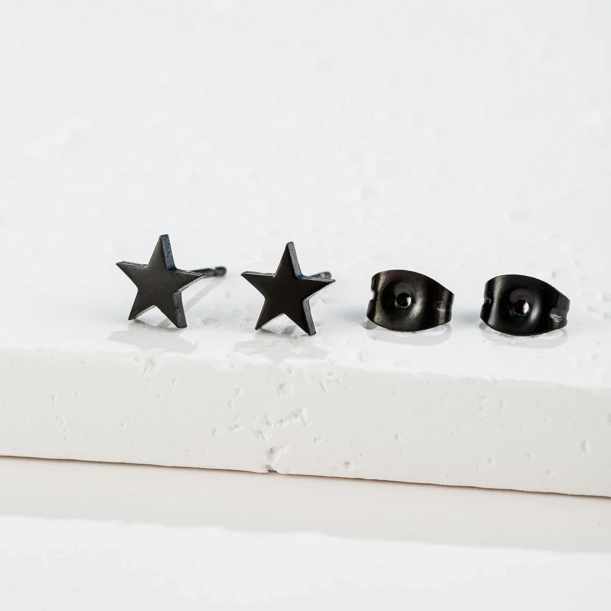 Pendientes ligeros con tachuela de estrella en negro