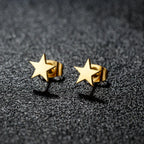 Pendientes ligeros con tachuela de estrella en oro
