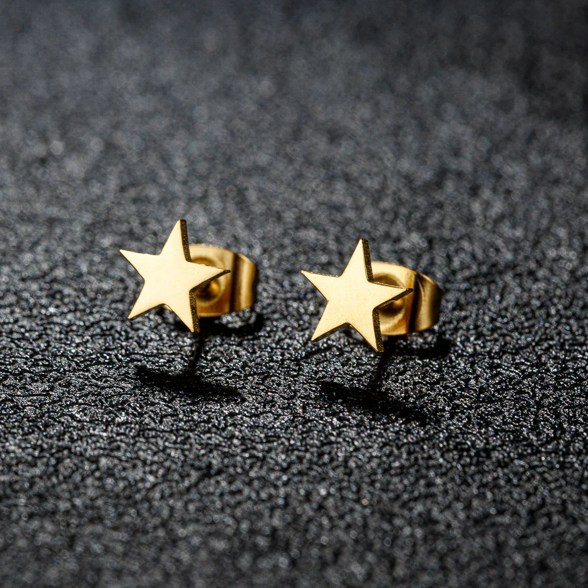 Pendientes ligeros con tachuela de estrella en oro