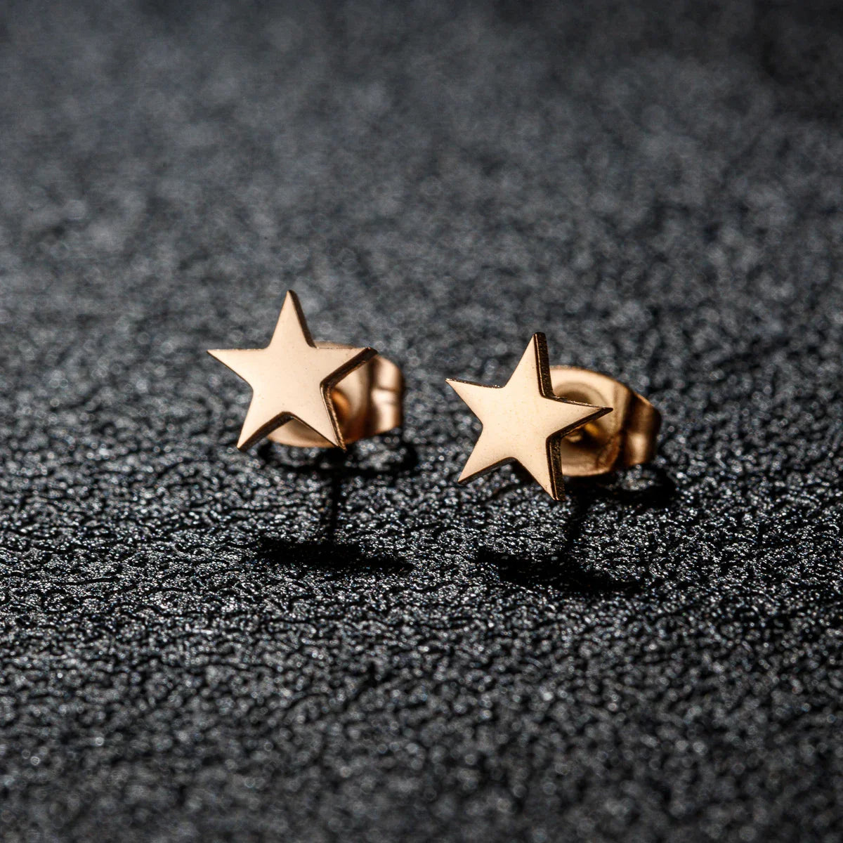 Pendientes ligeros con tachuela de estrella en oro rosa