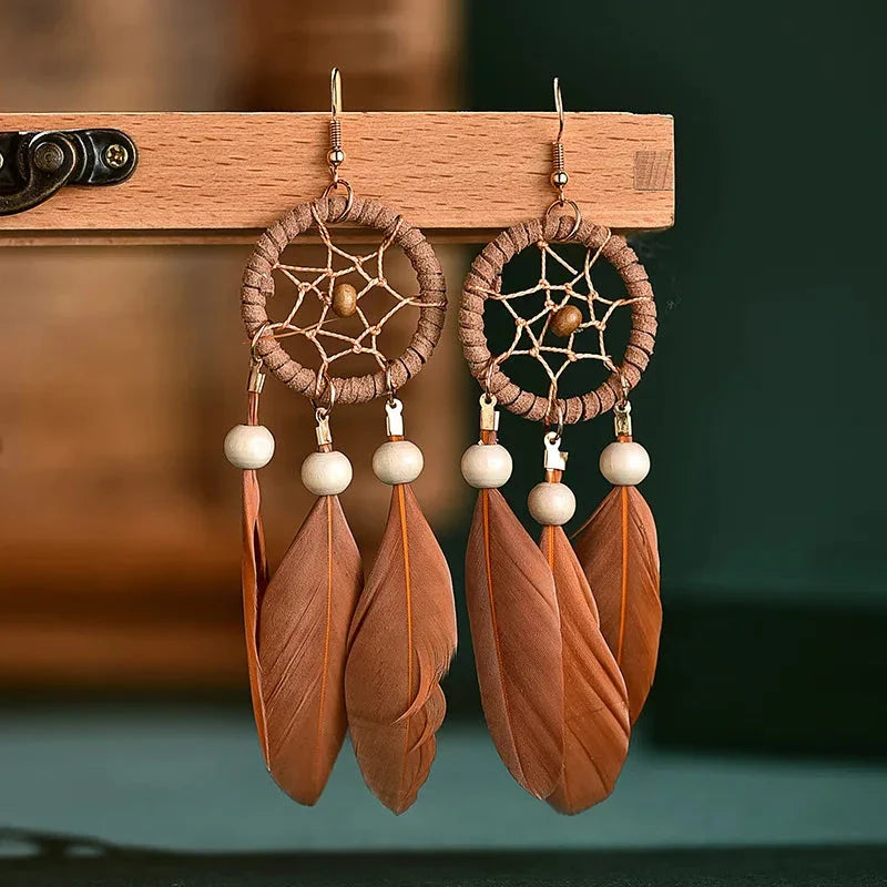 Aretes Colgantes Atrapasueños y Plumas marrón