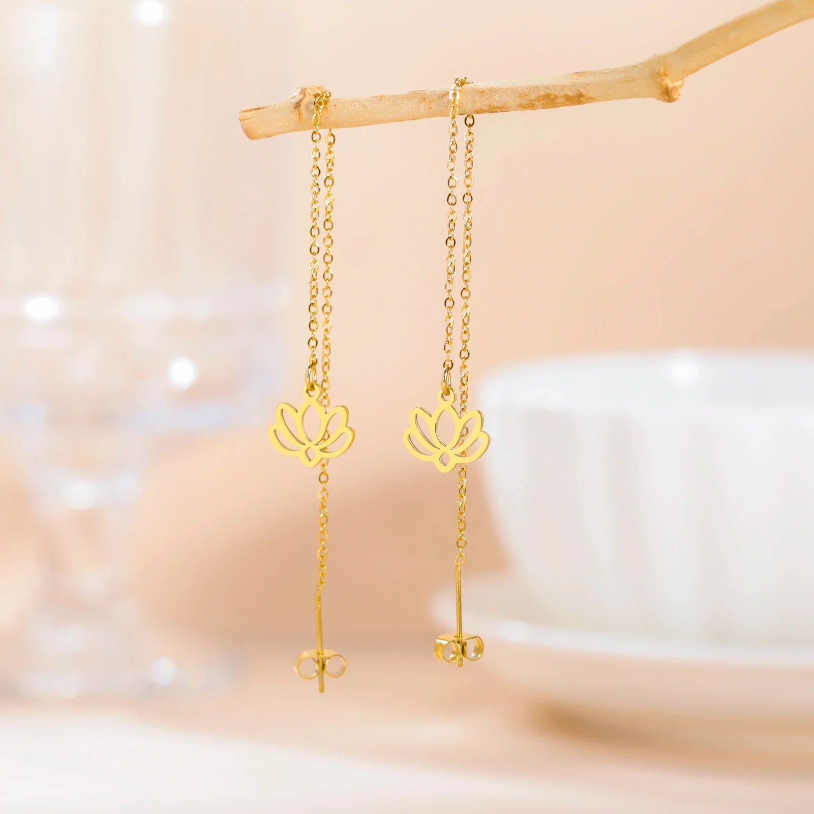 Aretes Colgantes con Delicada Flor de Loto oro