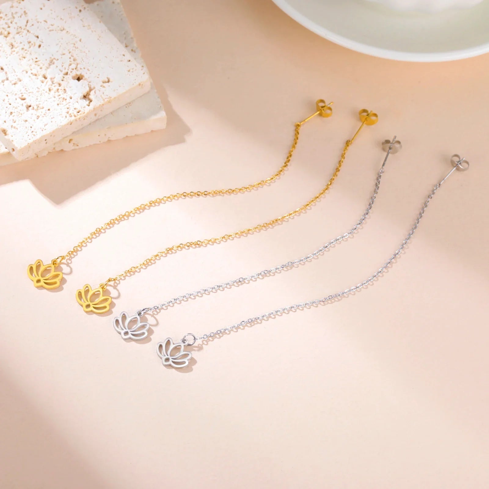 Aretes Colgantes con Delicada Flor de Loto