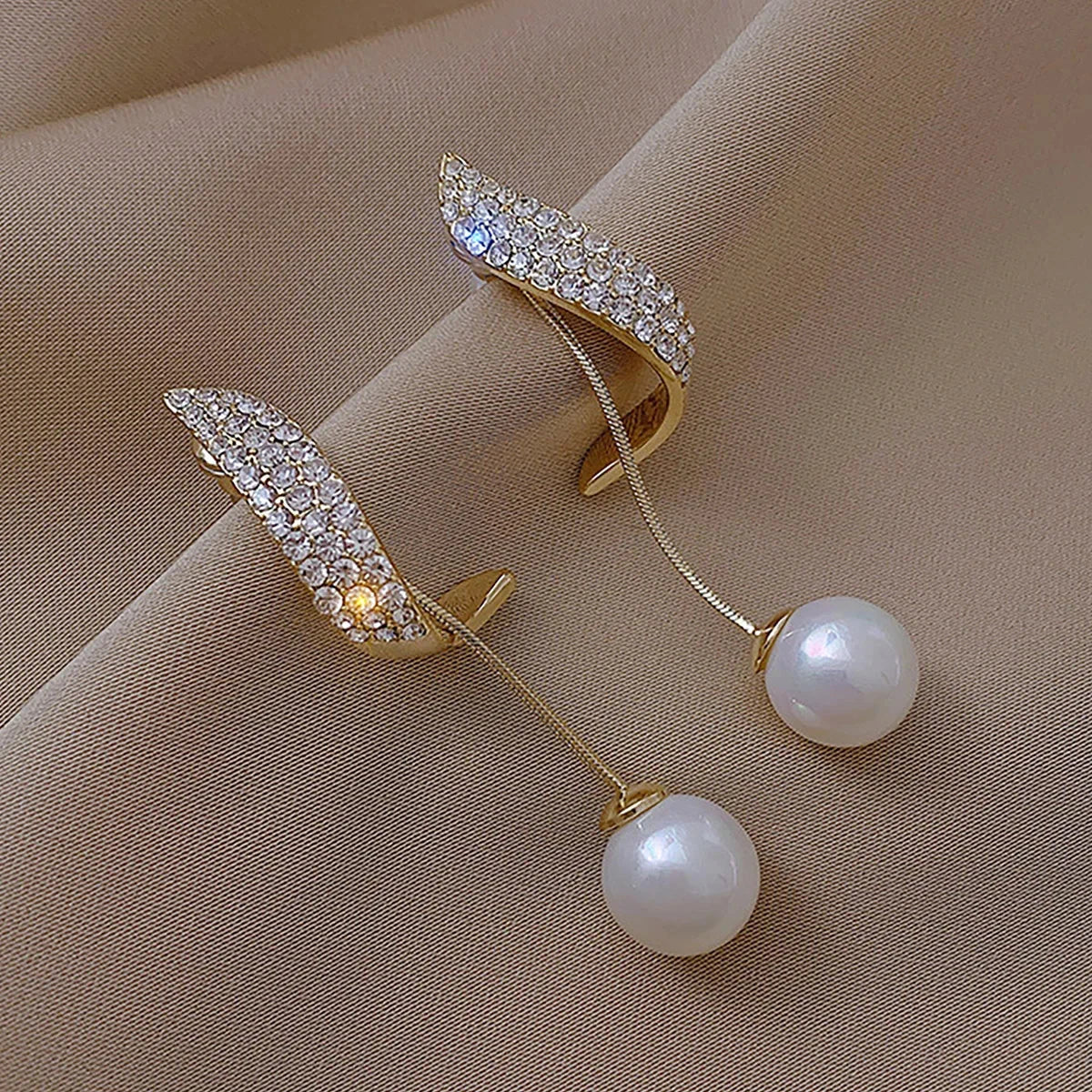 Aretes Colgantes con Perlas Blancas 1