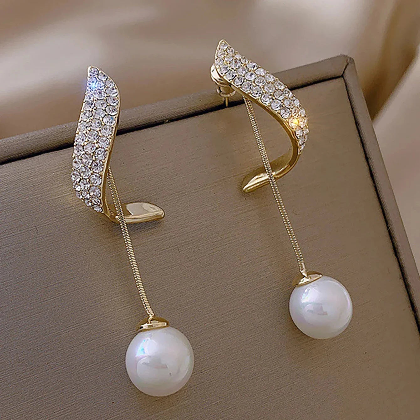 Aretes Colgantes con Perlas Blancas 1