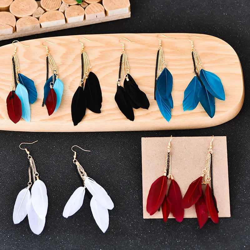 Aretes Colgantes con Plumas de Colores