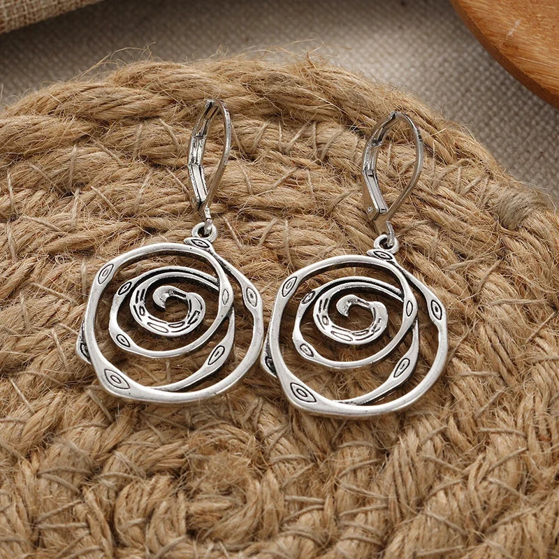 Aretes colgantes con espiral cincelada