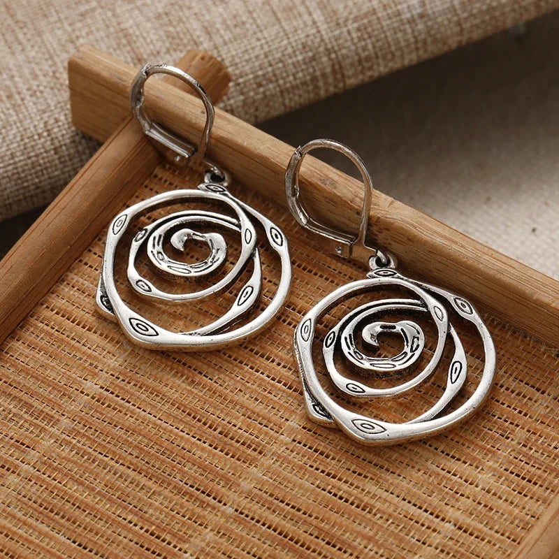 Aretes colgantes con espiral cincelada