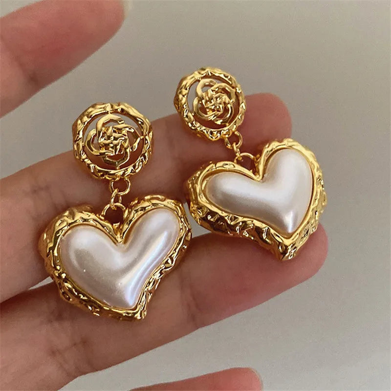 Aretes Colgantes de Corazón para Mujer en Oro