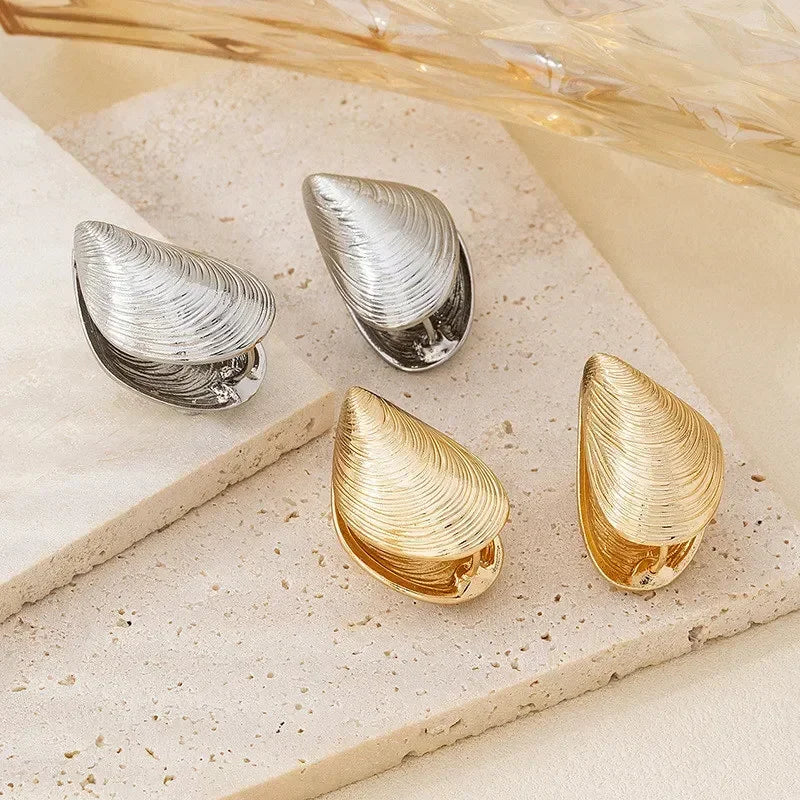 Aretes Colgantes de Conchas y Mejillones en oro