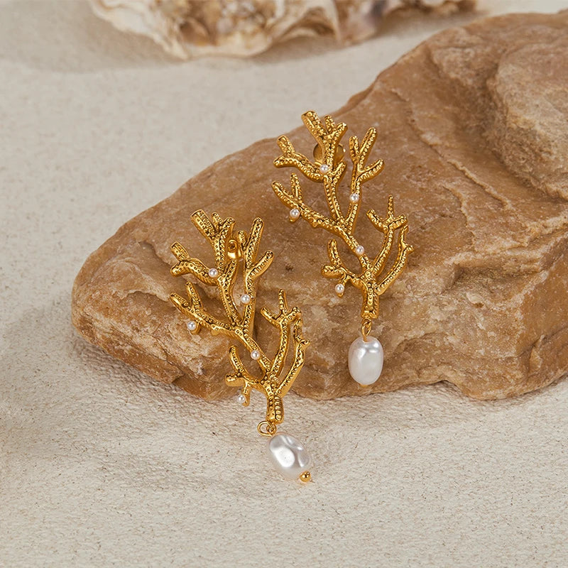 Aretes Colgantes de Coral y Perlas Blancas
