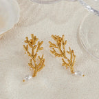 Aretes Colgantes de Coral y Perlas Blancas