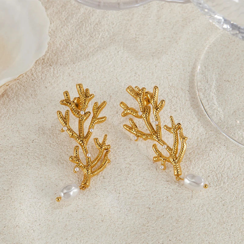 Aretes Colgantes de Coral y Perlas Blancas