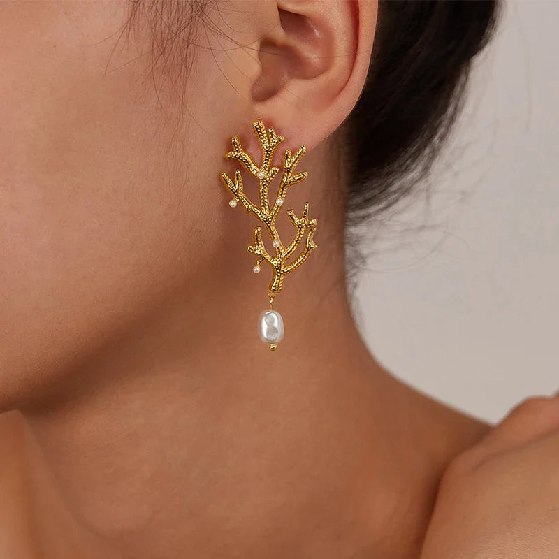 Aretes Colgantes de Coral y Perlas Blancas