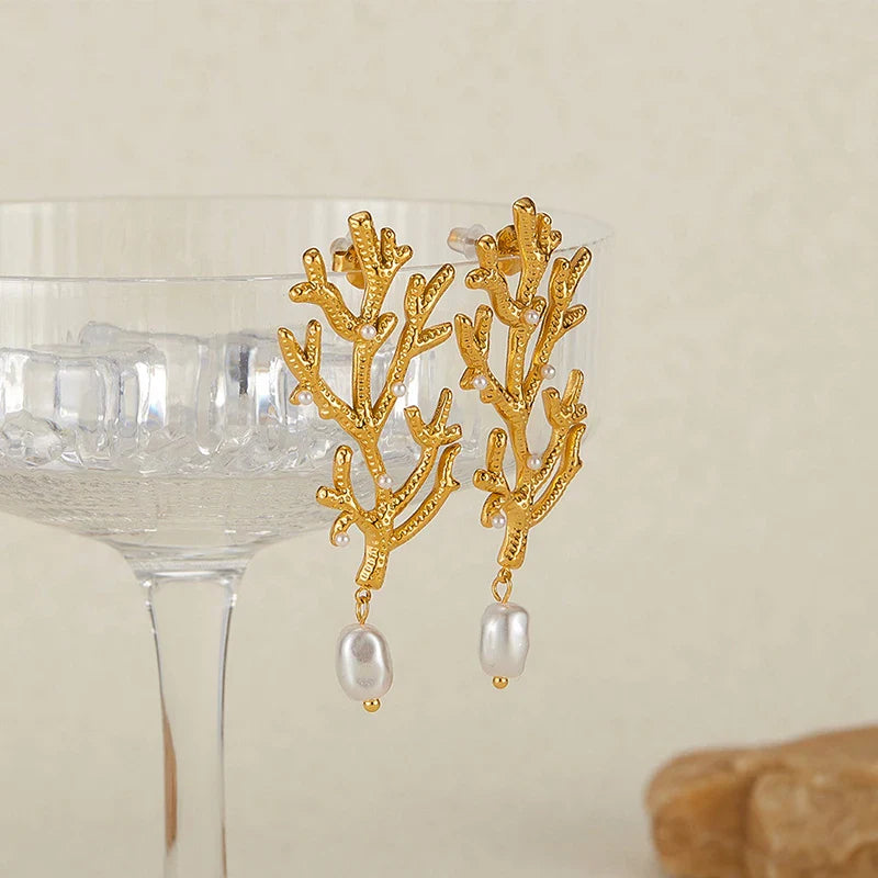 Aretes Colgantes de Coral y Perlas Blancas