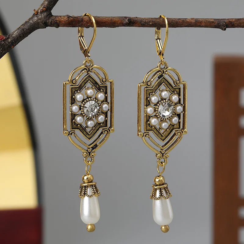 Aretes Colgantes Étnicos Asimétricos blancos