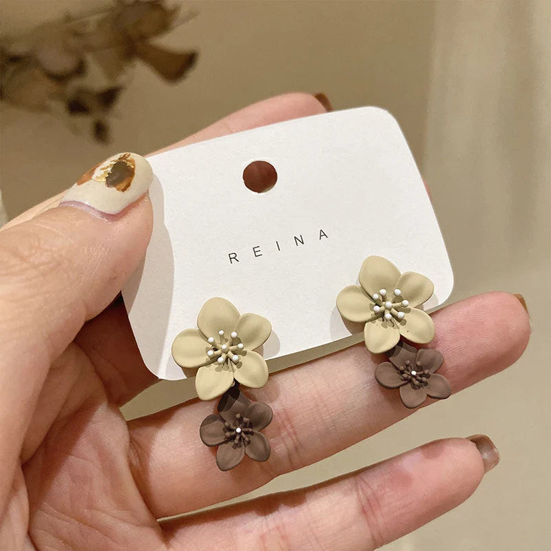 Pendientes Colgantes de Flor Beige y Marrón
