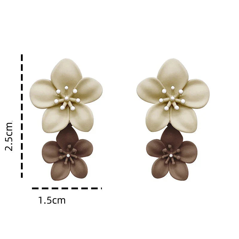 Pendientes Colgantes de Flor Beige y Marrón
