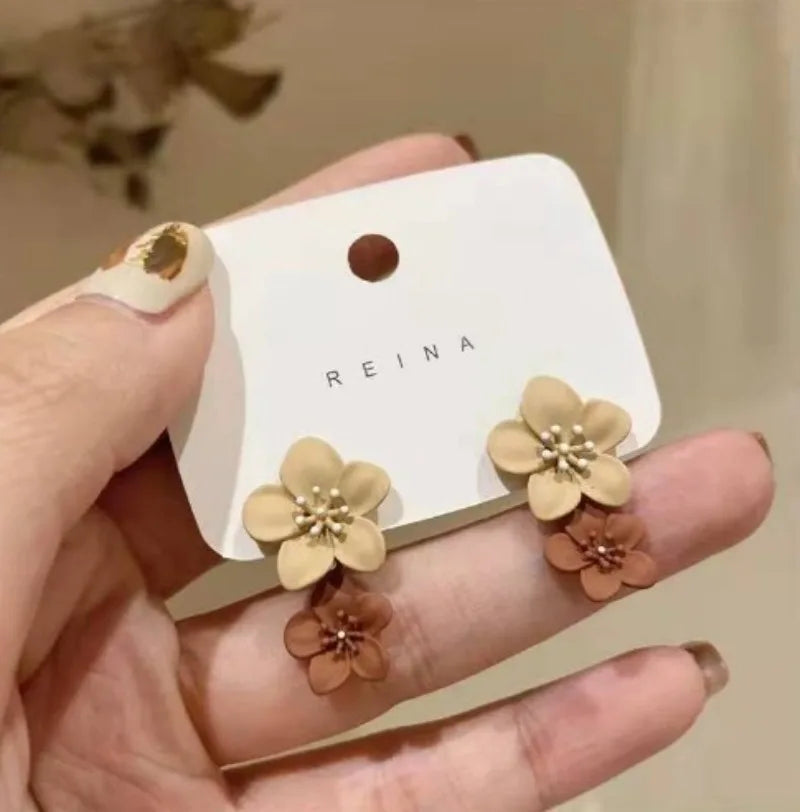 Pendientes Colgantes de Flor Beige y Marrón