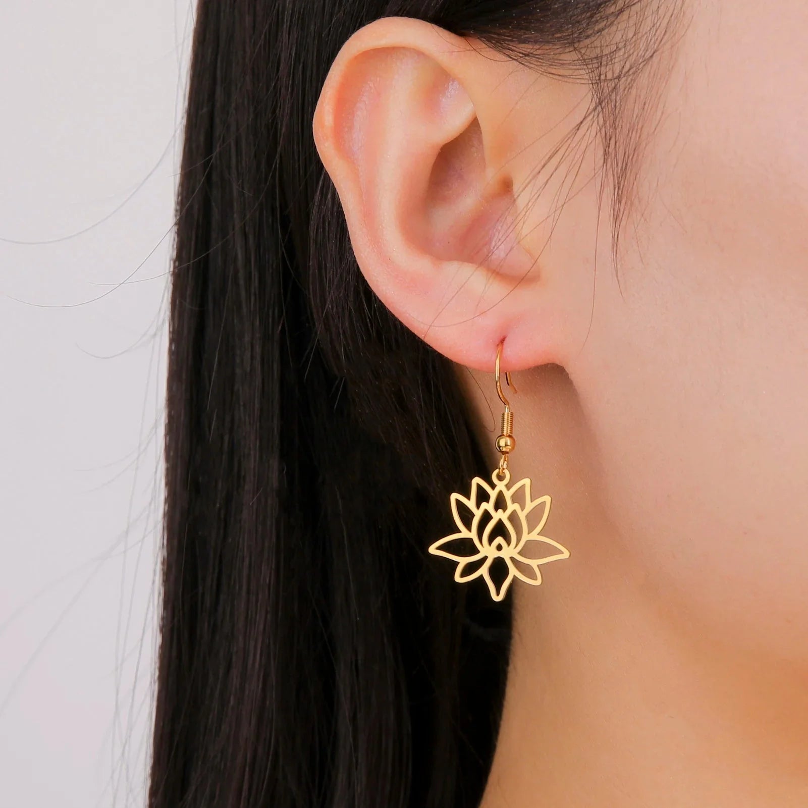 Aretes Colgantes Flor de Loto para Mujer en Oro