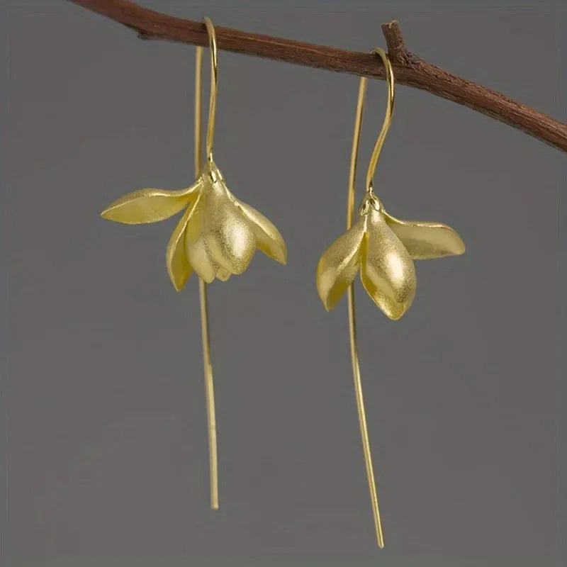 Aretes Colgantes Flor de Magnolia de Oro