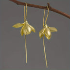 Aretes Colgantes Flor de Magnolia de Oro