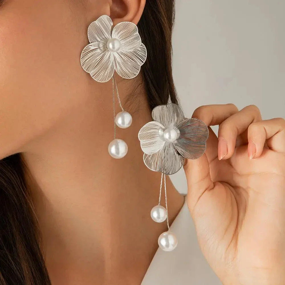 Pendientes Colgantes de Flor y Perlas en plata