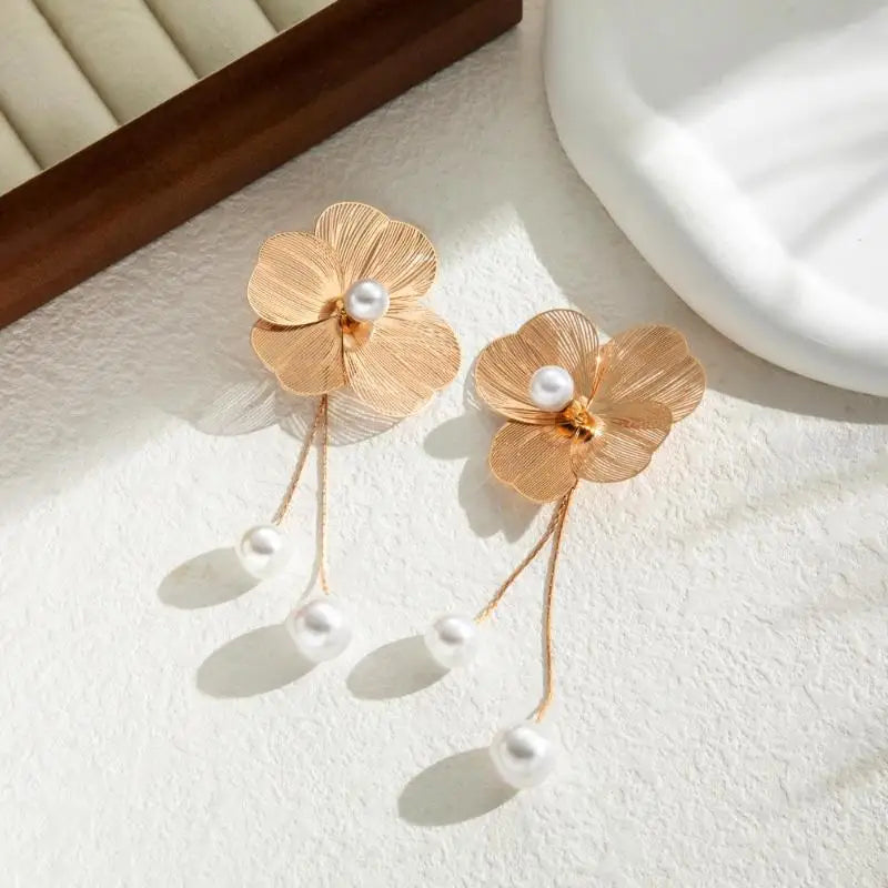 Pendientes Colgantes de Flor y Perlas en oro