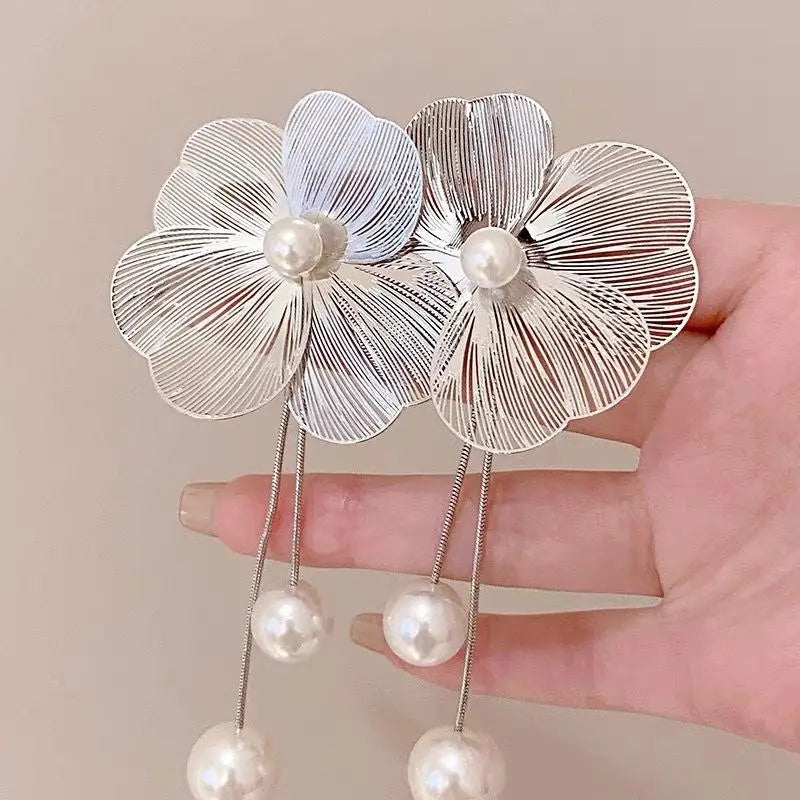 Pendientes Colgantes de Flor y Perlas en plata