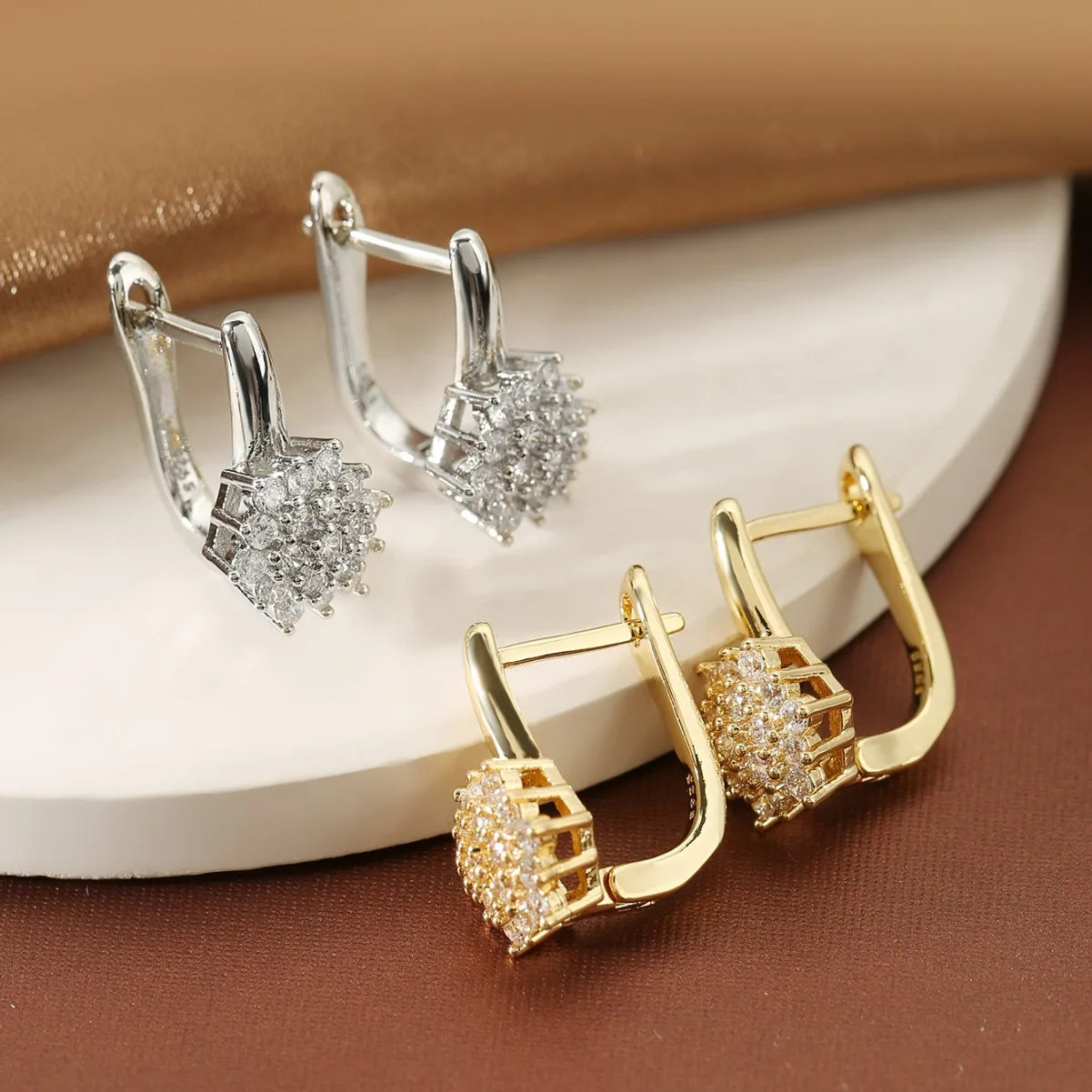 Aretes Colgantes Flor de Circonia dorada B