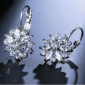 Aretes Colgantes Flor de Circonia blanca