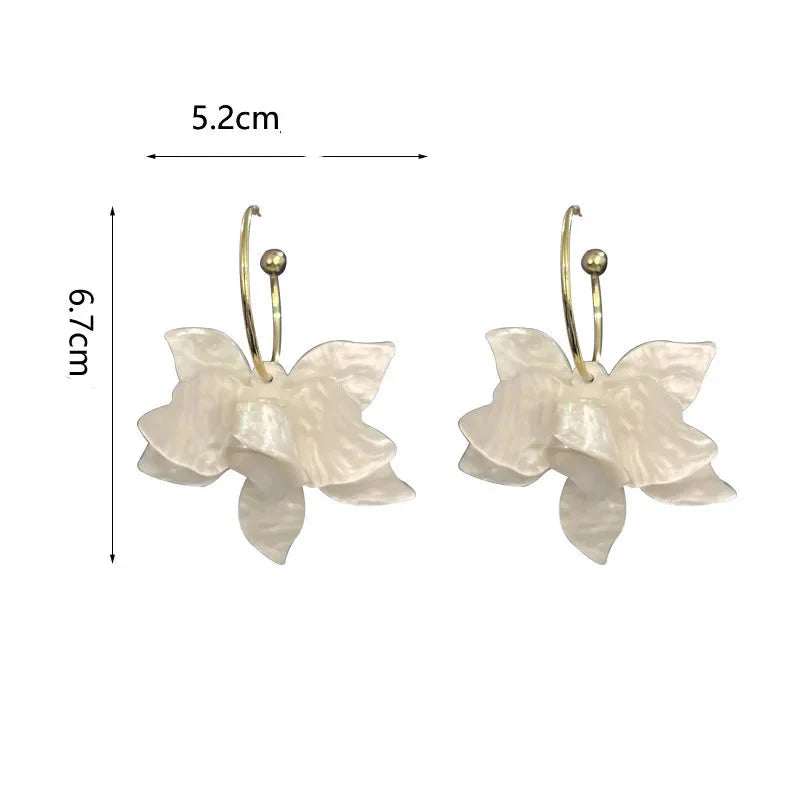 Aretes de Aro Colgantes con Flores Anchas Blancas