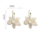 Aretes de Aro Colgantes con Flores Anchas Blancas