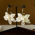 Aretes de Aro Colgantes con Flores Anchas Blancas