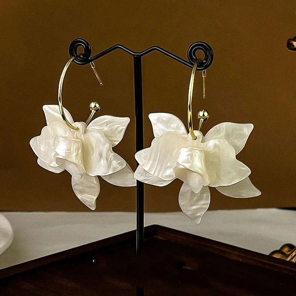 Aretes de Aro Colgantes con Flores Anchas Blancas