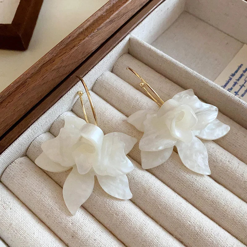 Aretes de Aro Colgantes con Flores Anchas Blancas