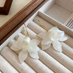 Aretes de Aro Colgantes con Flores Anchas Blancas